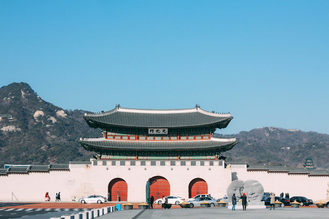 맑은 하늘 아래 경복궁 정문